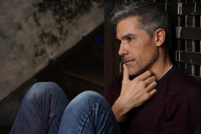 Mand tænker over gåde