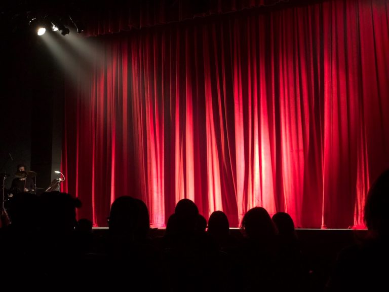 mennesker til et teater