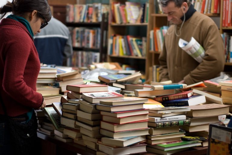 To mennesker på bibliotek