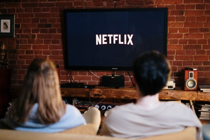 Kærestepar ser film på netflix sammen